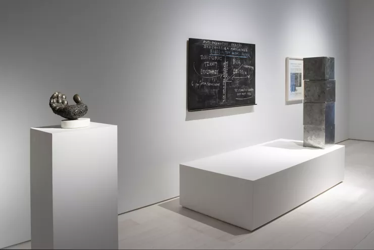 ο χέρι, 1965. Μέταλλο. Κληροδότημα του καλλιτέχνη στο ΕΜΣΤ. Αρ. εισ. 1365/21 Αντι-θεαματικό Θέατρο: Δυο γλυπτικά μονόπρακτα – Ελεγεία του Homo Faber, 1976. Εγκατάσταση. Αφίσα, μαυροπίνακας, 4 μεταλλικοί κύβοι. Δωρεά του καλλιτέχνη, 2014. Αρ. Εισ. 996/14