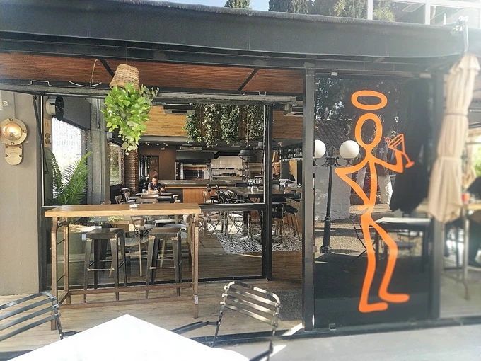 'Saint’s Bar & Pizza', επιστροφή για πίτσα στο Μαρούσι