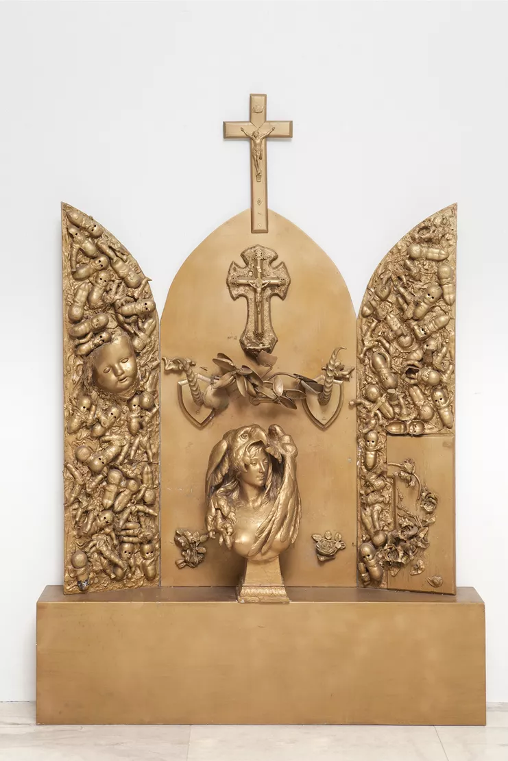 Niki de Saint Phalle, &quot;Χρυσός βωμός (Autel doré)&quot;, 1962. Αντικείμενα και χρυσή βαφή, ξύλο, 160x111x17,5 εκ. Δωρεά Niki de Saint Phalle. ΜΟΜus-Μουσείο Σύγχρονης Τέχνης