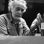 Αυτός και το πανταλόνι του