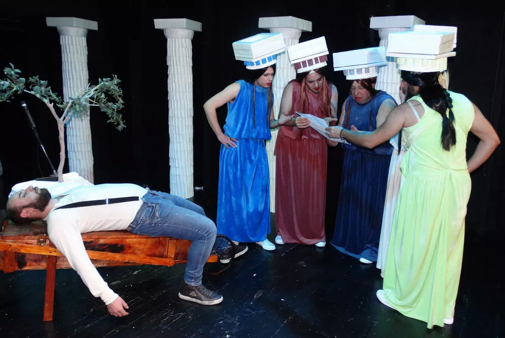 Αι Καρυάτιδαι / Επεισόδιο 1ο Όνειρο Αττικής Νυκτός πληροφορίες για την  παράσταση - Athinorama.gr