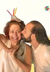 Μια αγκαλιά κι ένα φιλί κι ένα κουτό κουτί