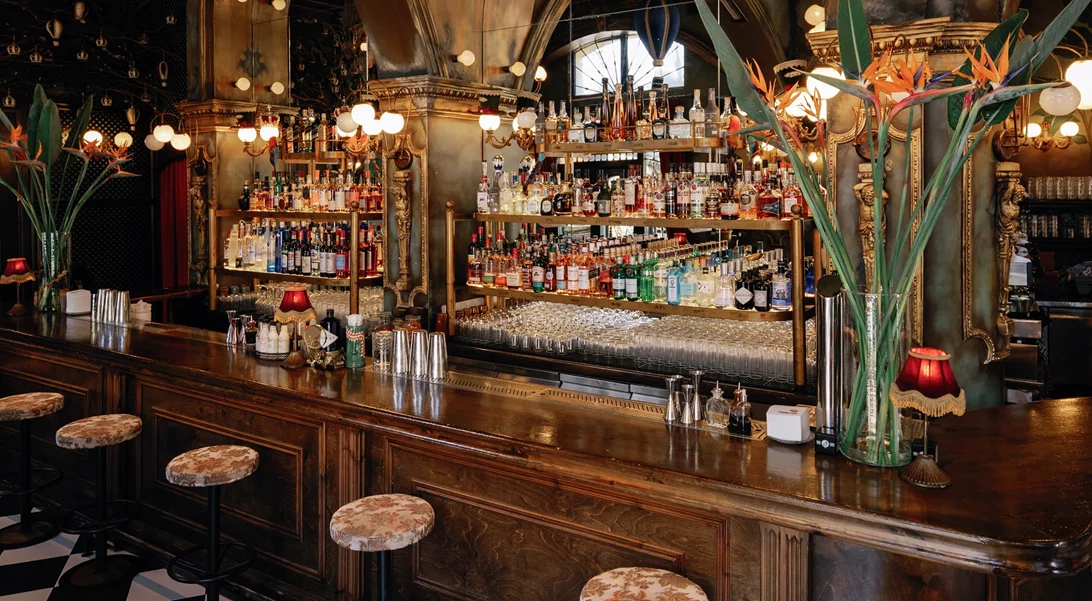 Στο Libertine Drinkery ζει ο μικρόκοσμος μιας γειτονιάς