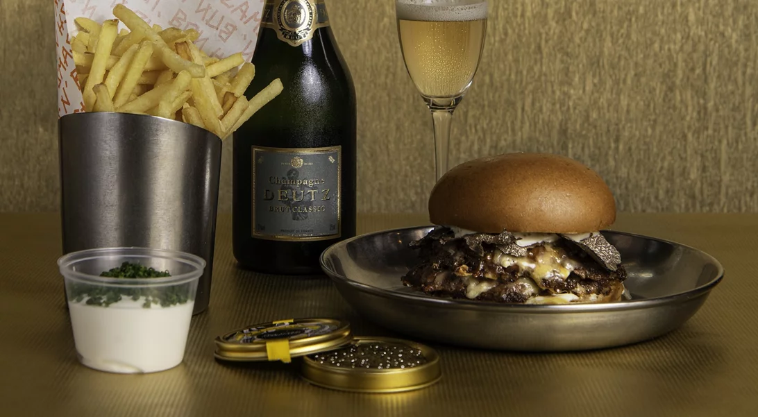 Ένα burger με φουά γκρα και ένα με φρέσκια τρούφα σε περιμένουν στο Smash ‘n Bun