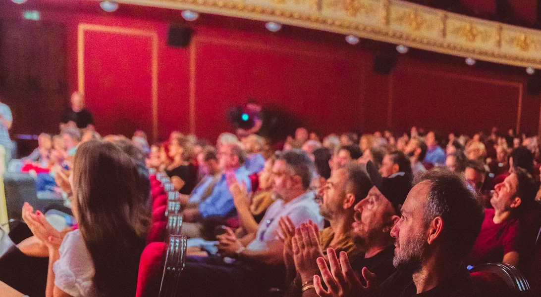Σσσς… Η παράσταση αρχίζει! (Αλλά η πλατεία ξεχνάει το ρόλο της)