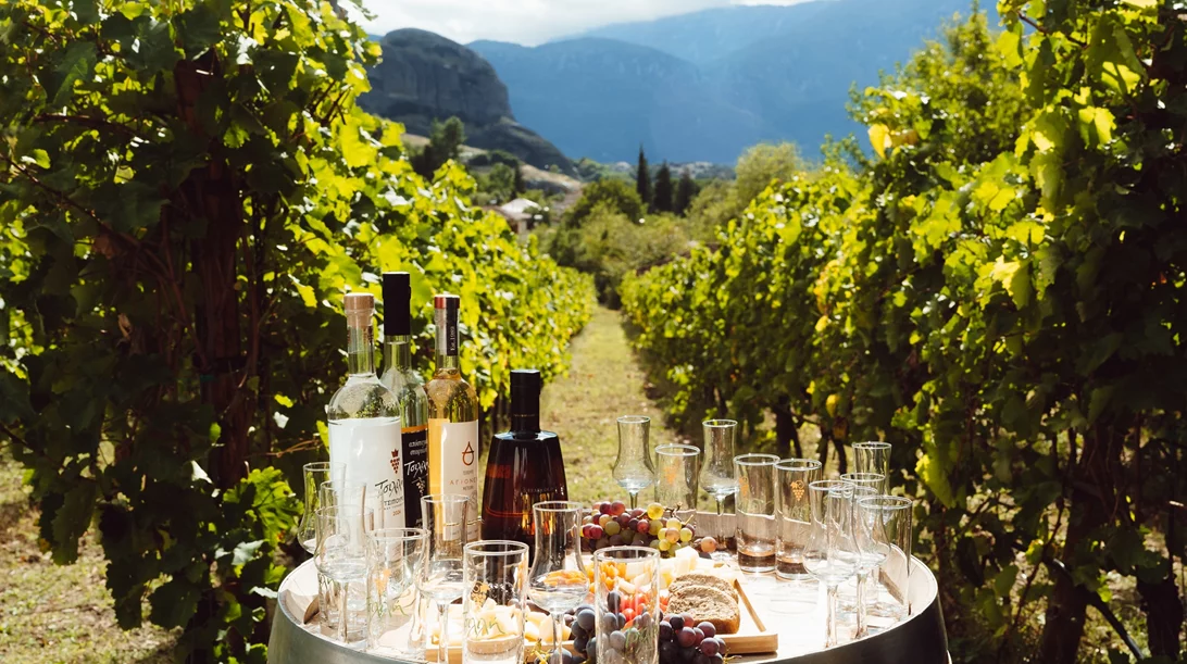 Πώς είναι να δοκιμάζεις ένα κορυφαίο παλαιωμένο τσίπουρο στις παρυφές των Μετεώρων