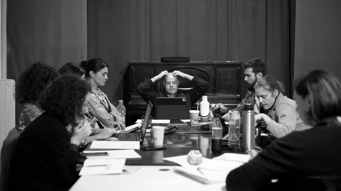 Ο Γιάννης Χουβαρδάς επιστρέφει στο Θέατρο Τέχνης με την "Παρεξήγηση" του Καμί