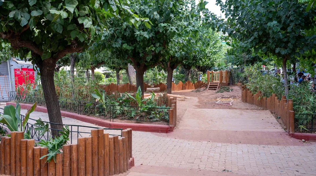 Δήμος Αθηναίων: Ο νέος καταπράσινος χώρος παιχνιδιού και δραστηριοτήτων στον πεζόδρομο της Φωκίωνος Νέγρη