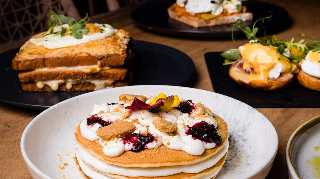 "Thea Terrace Bar & Restaurant": Comfort γεύσεις στο rooftop που αγαπά τα Σαββατοκύριακα