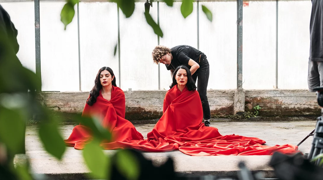 Η Έφη Σπύρου δημιουργεί τo πρώτο φιλμ-μανιφέστο της σύγχρονης γυναικείας καλλιτεχνικής φωνής