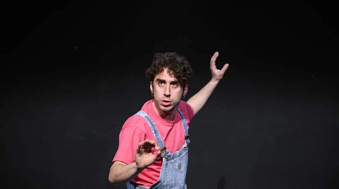 "Από Μέσα": Ένα θεατρικό εμπνευσμένο από το "Nutshell" του Ian McEwan