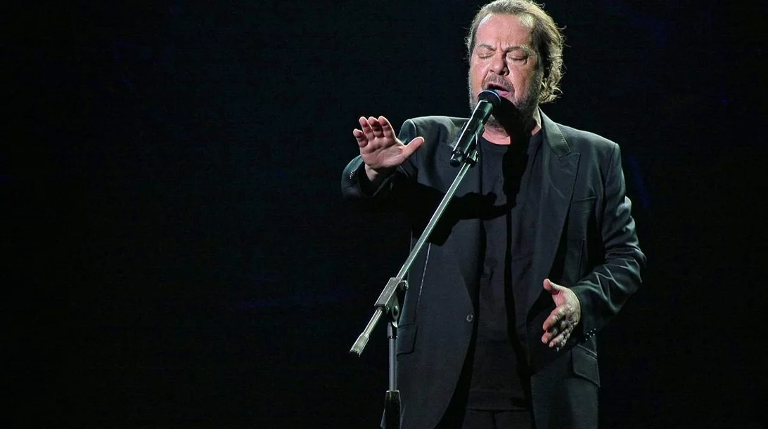 Γιάννης Πάριος: Λατρεία, συγκίνηση και χοροί, στο Θέατρο του Κολλεγίου Αθηνών