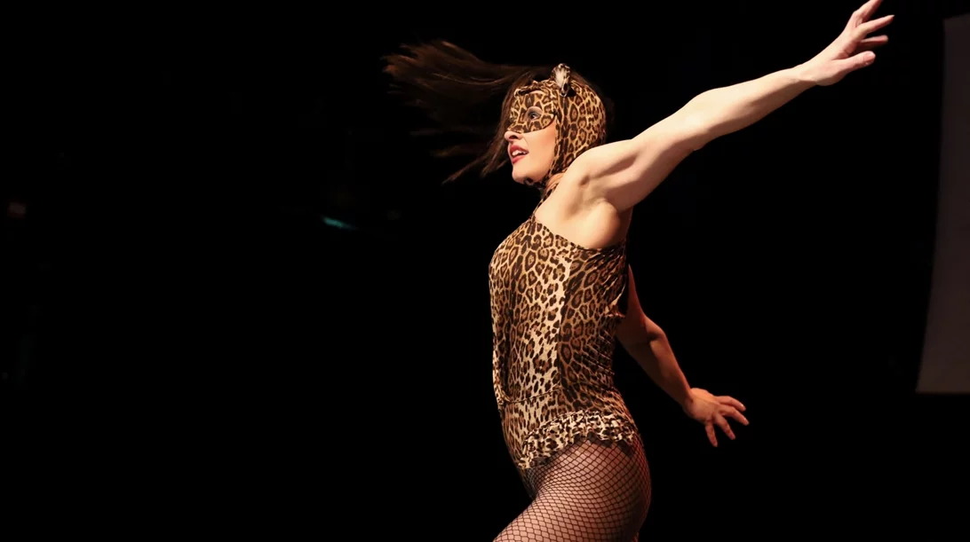 "Εσύ, η ζωώδης μηχανή": Δείτε αποκλειστικές φωτογραφίες από την παράσταση του βιβλίου της Ελένης Σικελιανός