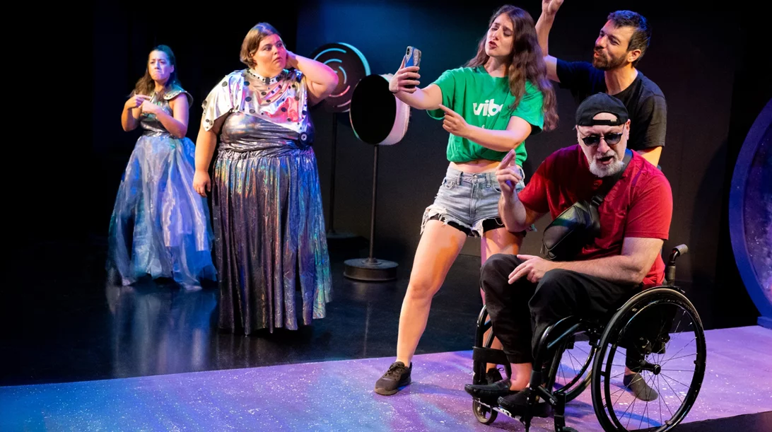 "Η Τελίτσα και το Σύμπαν": Μια προσβάσιμη παράσταση μας ταξιδεύει στα άστρα!