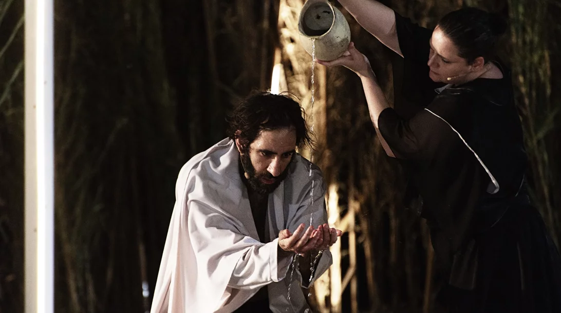 ζ-η-θ, ο Ξένος