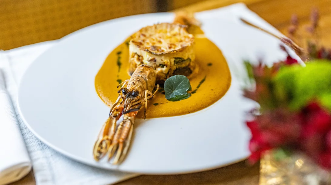 Mουσακάς καραβίδας και σοφρίτο για Όσκαρ στην Αθηναϊκή Ριβιέρα