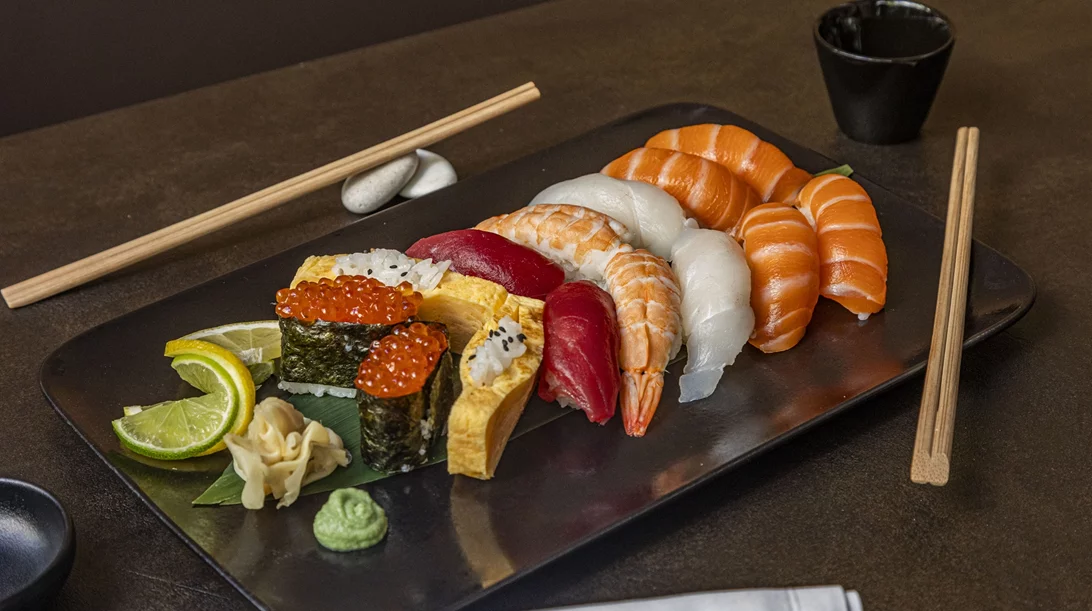 Το τοπ σουσάδικο που σερβίρει σε μια αεράτη ταράτσα με θέα τον Λυκαβηττό