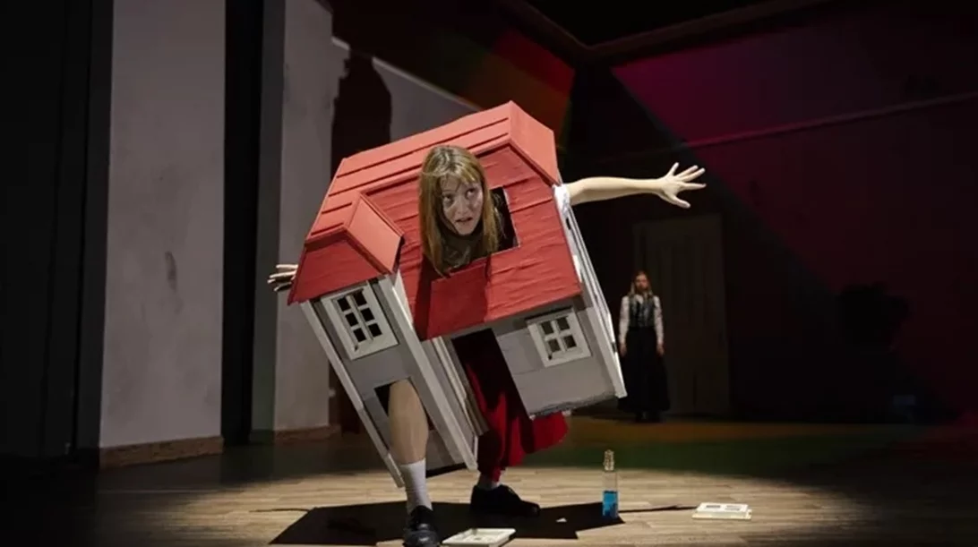 "Η Αλίκη όλων μας": Η Γεωργία Μαυραγάνη και ένα ονειρικό ταξίδι στην Παιδική Σκηνή του Εθνικού Θεάτρου