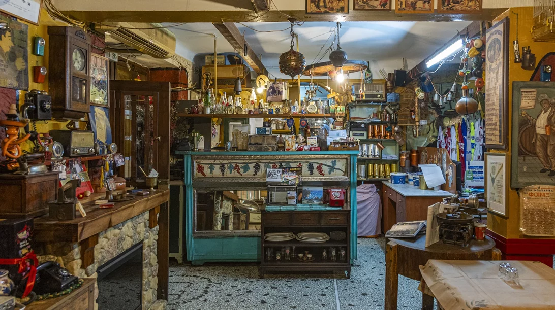 Ταβέρνες με ιστορία: Ο Τσομπανάκος στην Καισαριανή εξακολουθεί να σερβίρει άπαιχτο παϊδάκι