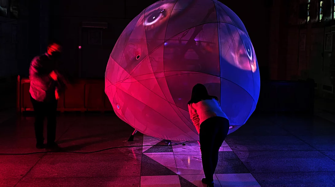 "Synesthesia": Μπορεί μια μηχανή να νιώσει το χώρο και τον επισκέπτη που την πλησιάζει;