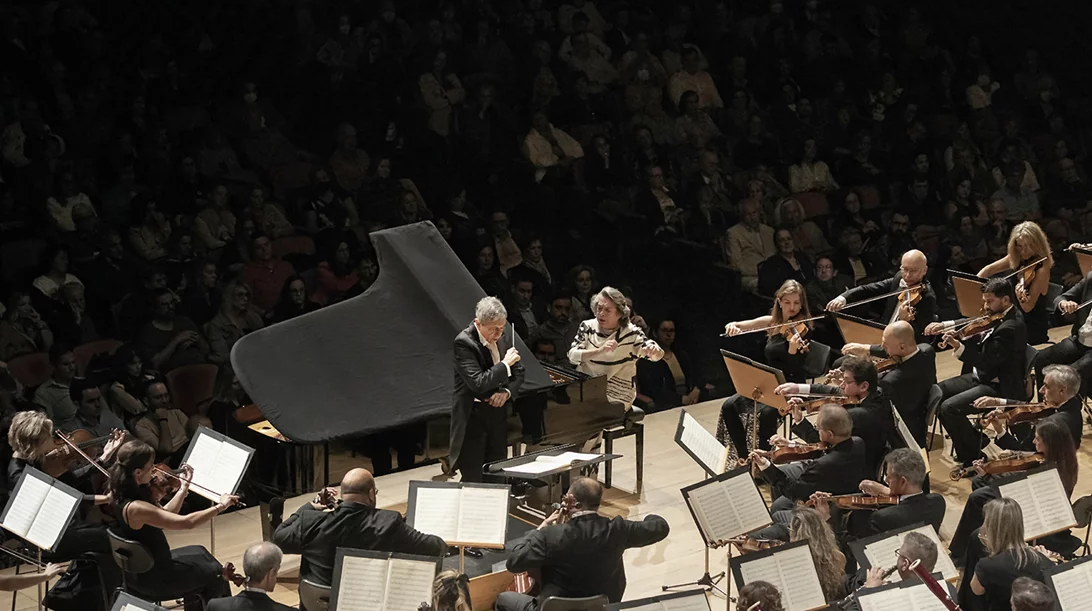 Σολίστ κύρους (Λεόνσκαγια, Παπανικολάου), υψηλές πτήσεις και ….επί σκηνής (!) οθόνες για το συναυλιακό ξεκίνημα της ΚΟΑ