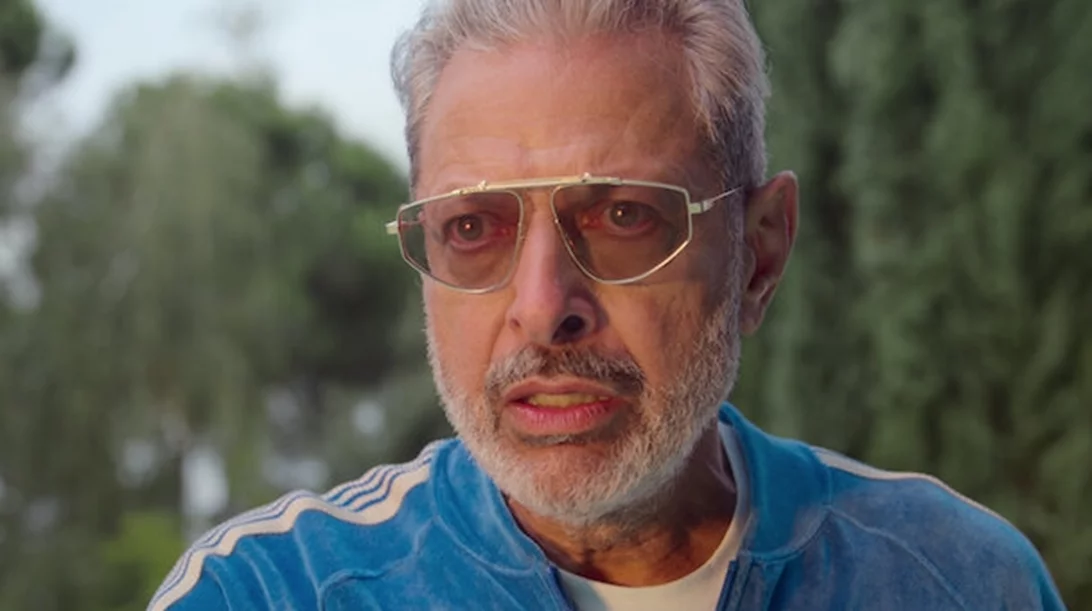 Ο Τζεφ Γκόλντμπλουμ είναι ένας Δίας σε κρίση μέσης ηλικίας στο "KAOS" του Netflix