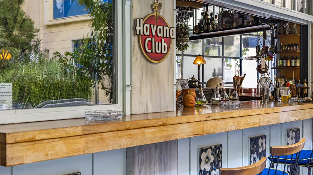 "Ipitou The Bar": Ο σταρ του (σχεδόν κρυφού) πεζόδρομου