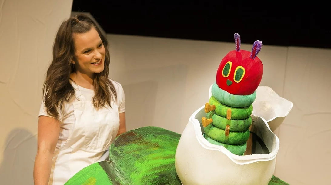 Η πεινασμένη κάμπια του Έρικ Καρλ συνεχίζει να συγκινεί τα παιδιά στις σελίδες και στη σκηνή