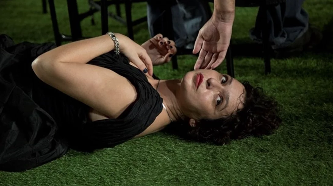 Πρώτες φωτογραφίες από τη "Στέλλα με τα κόκκινα γάντια" στο Θέατρο Τέχνης