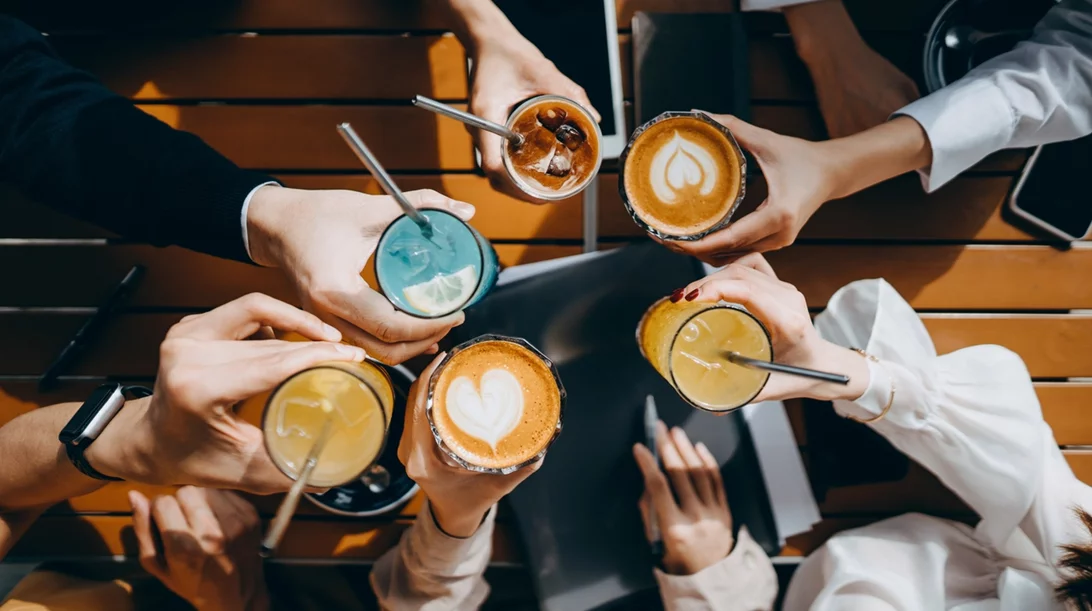 Μήπως πάλιωσε το 'πάμε το βράδυ για ποτό';