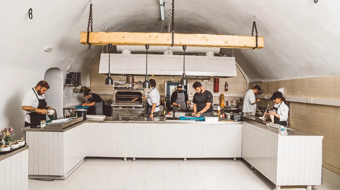 Το "Qhera" φέρνει τη γεύση της χαλαρότητας στη Σαντορίνη