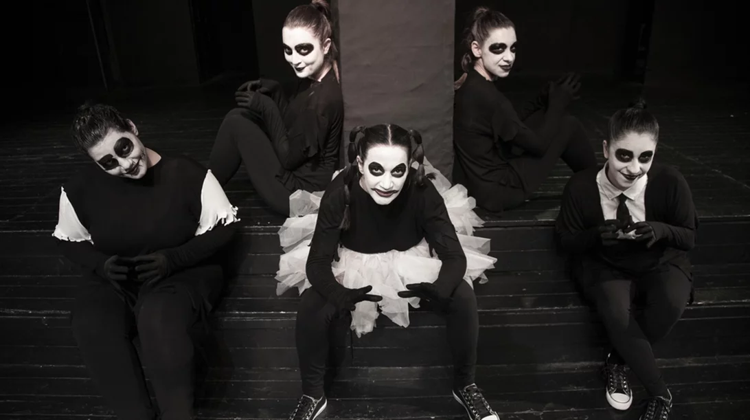 Τα "Φρικιά" πυρπολούν με αιρετικό τρόπο την "κανονικότητα"