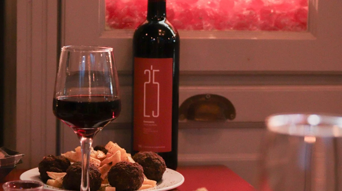 "Τζίτζικας κι ο Μέρμηγκας": Γιορτάζουν τα Χριστούγεννα με έμπνευση και ζεστασιά