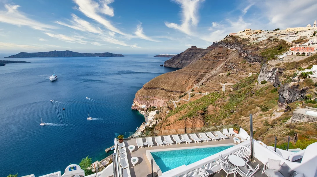 "Athina Luxury Suites": Στο all-suites συγκρότημα των Φηρών η γοητεία της Σαντορίνης μοιράζεται απλόχερα