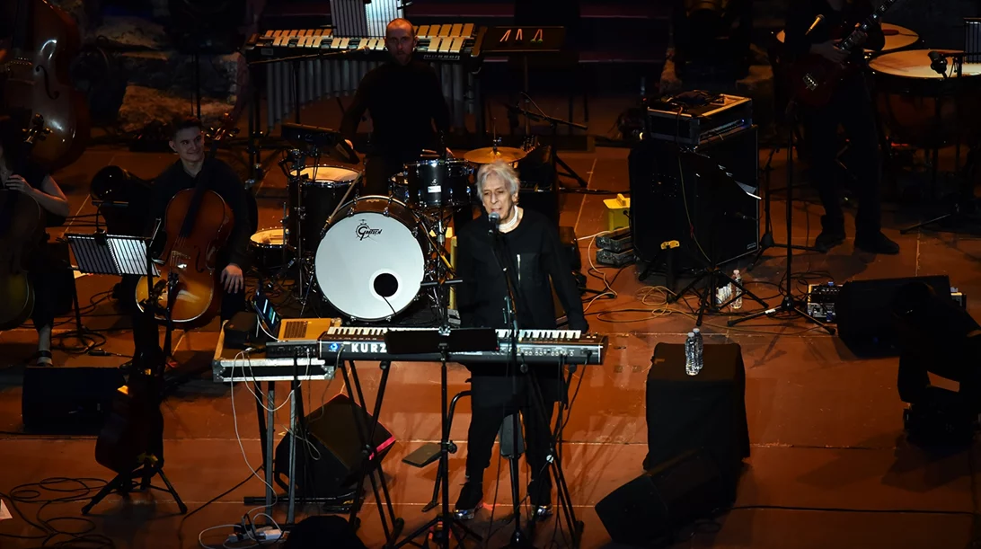 John Cale: Δεν επικοινώνησε με όλους, όμως του ταίριαξε η ορχήστρα, ενώ ταίριαξε και ο ίδιος στο Ηρώδειο