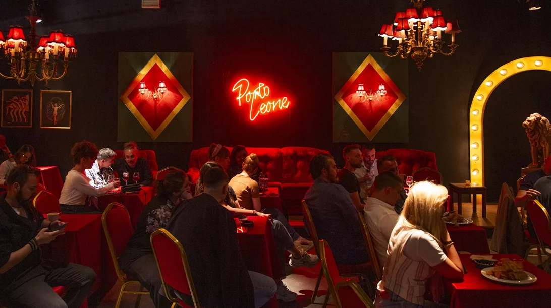 Μπήκαμε στο σετ του 'Porto Leone: Στη γειτονιά με τα κόκκινα φανάρια'