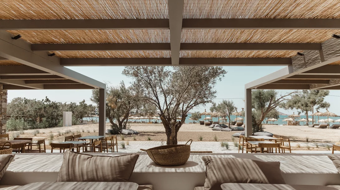 "Rada": Ελληνικός μοντερνισμός σε boho-chic ρυθμούς στην Πάρο