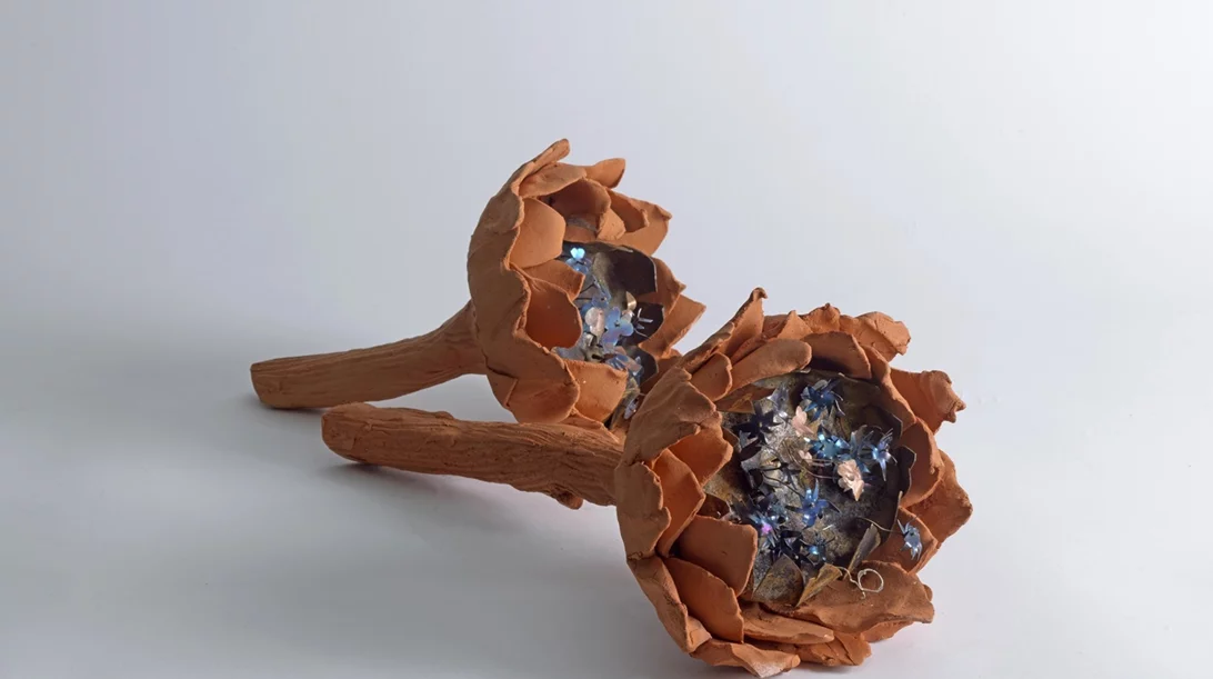 "Future Perfect": Η Τίνα Καραγεώργη παρουσιάζει μια σειρά έργων από χειροποίητα χαρτιά και γλυπτά