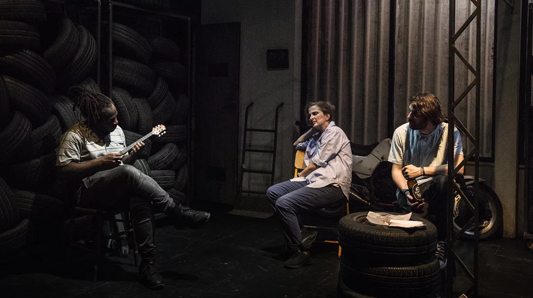 "Στέλιος Κασόνγκο": Συνεχίζεται η παράσταση του πρωτότυπου ελληνικού έργου στο Θέατρο Επί Κολωνώ