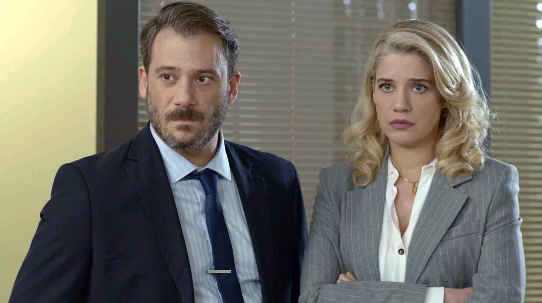 Τζένη Θεωνά και Αντίνοος Αλμπάνης κερδίζουν το κοινό στη νέα σειρά της ΕΡΤ