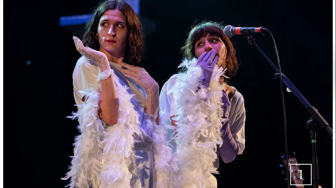 Οι Σκιαδαρέσες στον Παράδεισο, κάτω από την Πανσέληνο του Καλαμποκιού