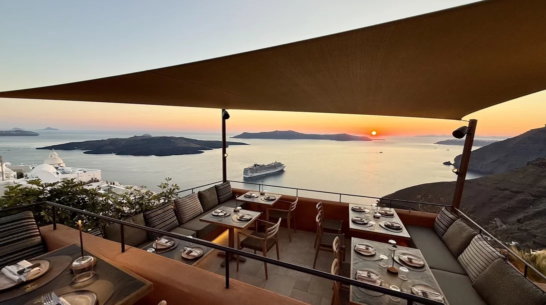 Κάπως έτσι μοιάζουν οι γαστροταβέρνες στη Σαντορίνη