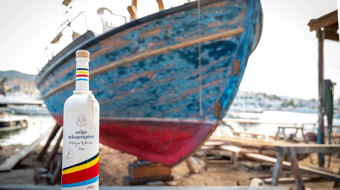 Η συλλεκτική φιάλη του Ούζου Πλωμαρίου υποκλίνεται στα καΐκια