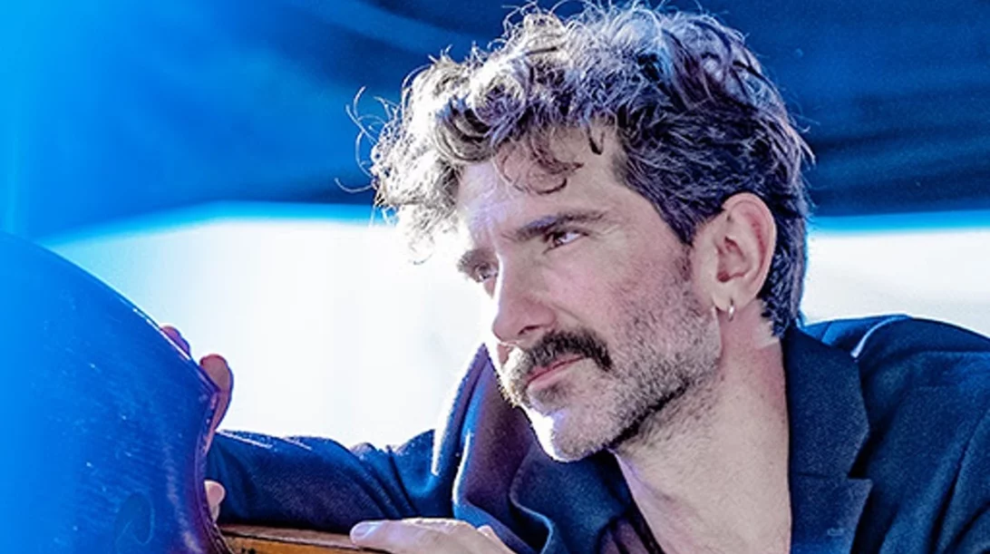 Ο Μιχάλης Καλκάνης μάς ξεναγεί στον δυνατό ηχόκοσμό του στο "Half Note Jazz Club"