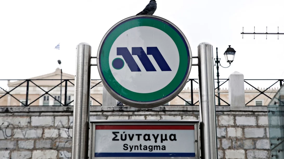 Στάση δροσιάς στον σταθμό του Μετρό Σύνταγμα