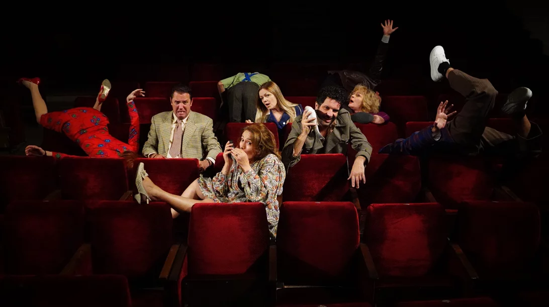 Ο Ένκε Φεζολλάρι φέρνει το "Το σώσε" στο Δημοτικό Περιφερειακό Θέατρο της Αλβανίας