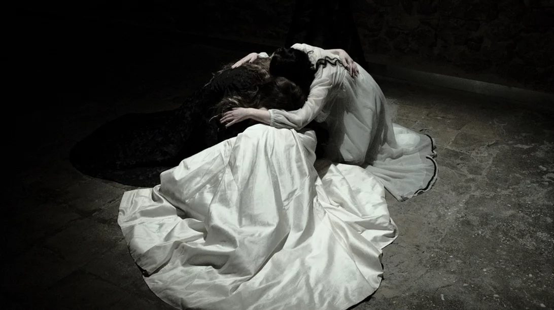 "Οι τρεις αδελφές (στη σπηλιά της Εκάτης)": Νέες φωτογραφίες από την παράσταση του Δημήτρη Τσιάμη