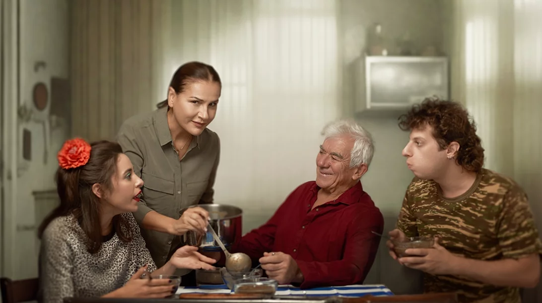 "Ο Ελέφας": Πρώτες φωτογραφίες από τη νέα πικρή κωμωδία του Κώστα Μποσταντζόγλου σε σκηνοθεσία Λευτέρη Γιοβανίδη