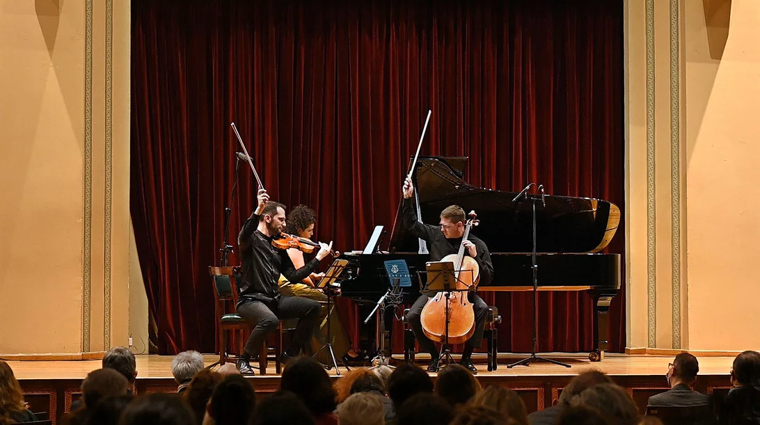 Ενδιαφέρον πανόραμα πιανιστικών τρίο από ακμαίους Έλληνες μουσικούς