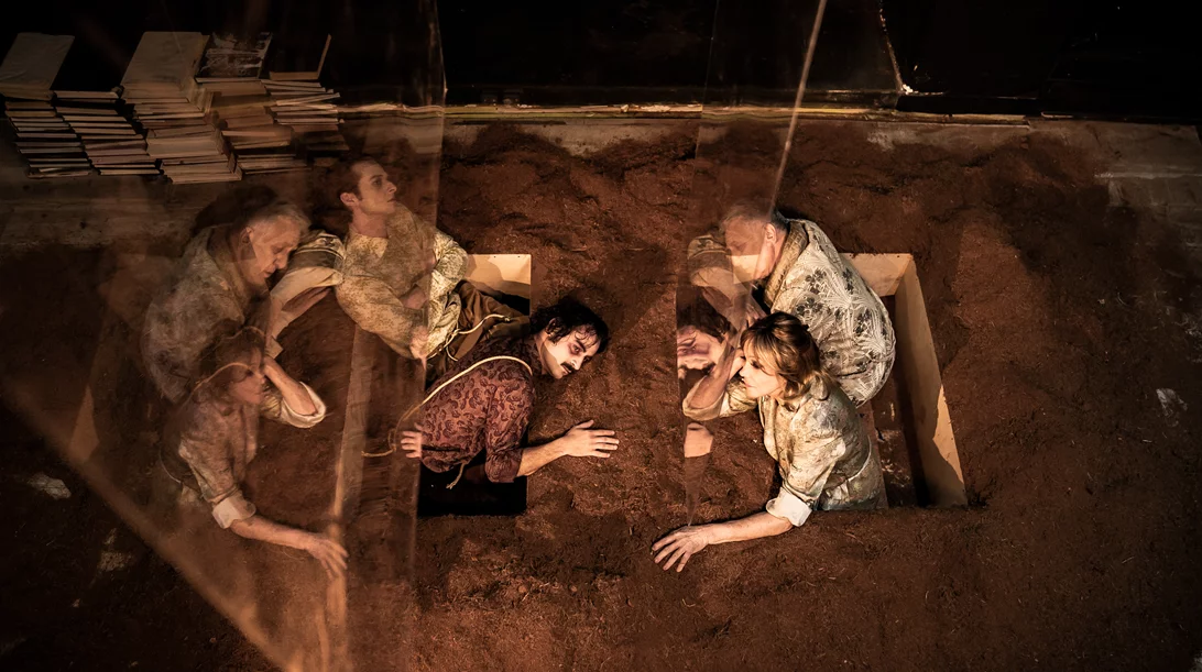 Ο Δημήτρης Καραντζάς οδηγεί την Μπέττυ Αρβανίτη σε ένα "Ταξίδι μεγάλης μέρας μέσα στη νύχτα"